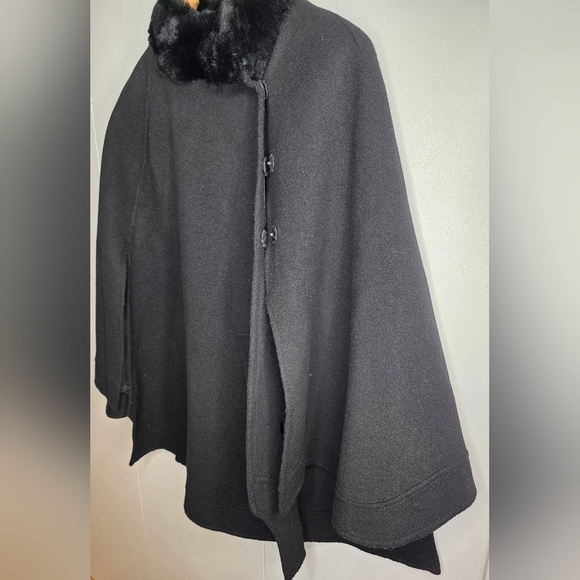 Short Black Wool Blend Cape With Rex Rabbit Fur Collar. Small - Picture 12 of 13